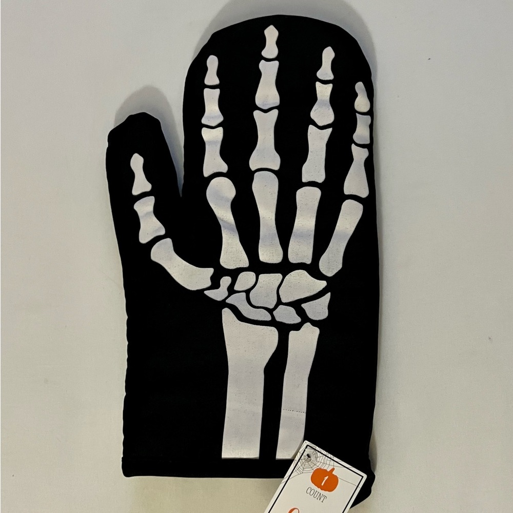 Skeleton hand oven mitten